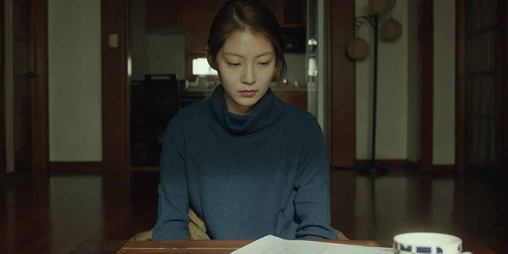 A still of Gong Seung-yeon in Aloners.