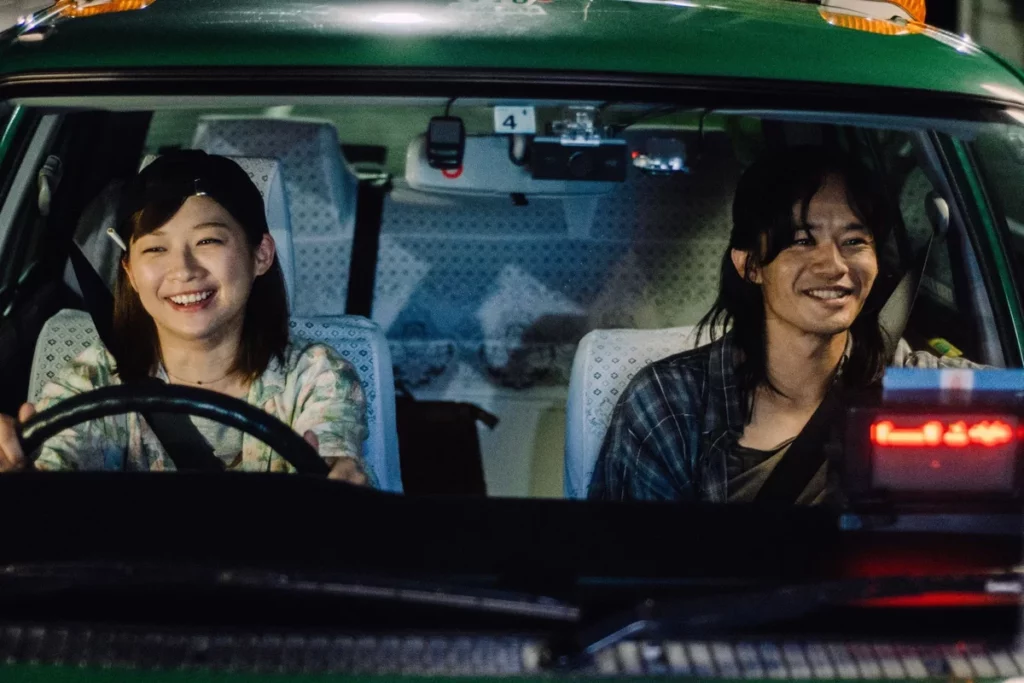 Yo drives Teruo home on his birthday one year in her taxi in Daigo Matsui's film Just Remembering.