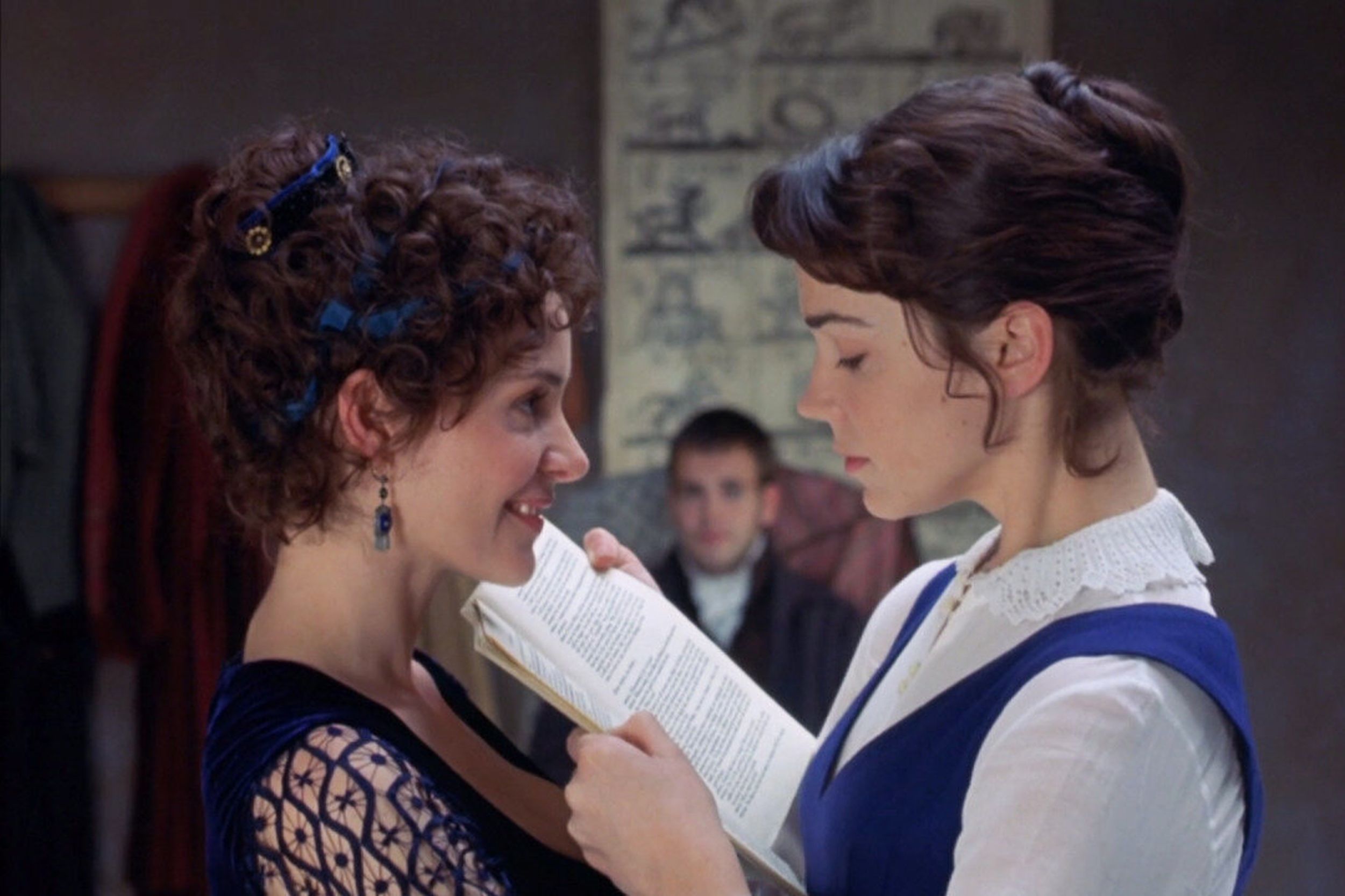 Still from Mansfield Park of Mary Crawford (Embeth Davitz) and Fanny Price (Frances O'Connor). 